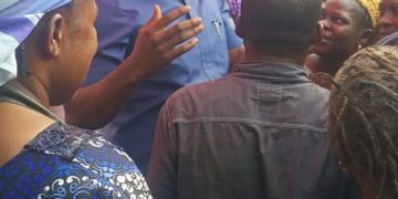 Christmas: PDP Chieftain, Bala Akinwumi Doles Out Gifts To Market Women | TheCity