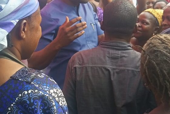 Christmas: PDP Chieftain, Bala Akinwumi Doles Out Gifts To Market Women | TheCity